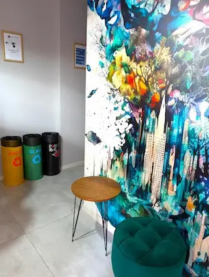 Lobby at Easy Apartments Kumanovo – colorful and inviting lounge area